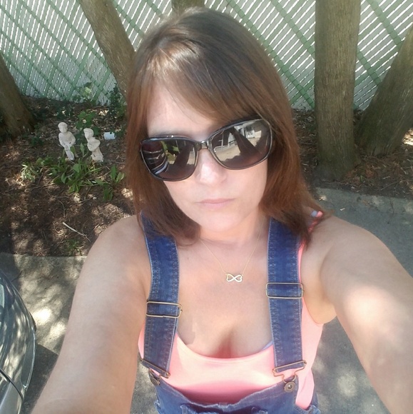 Meet your Posher, Stephanie - Picture 1 of 1